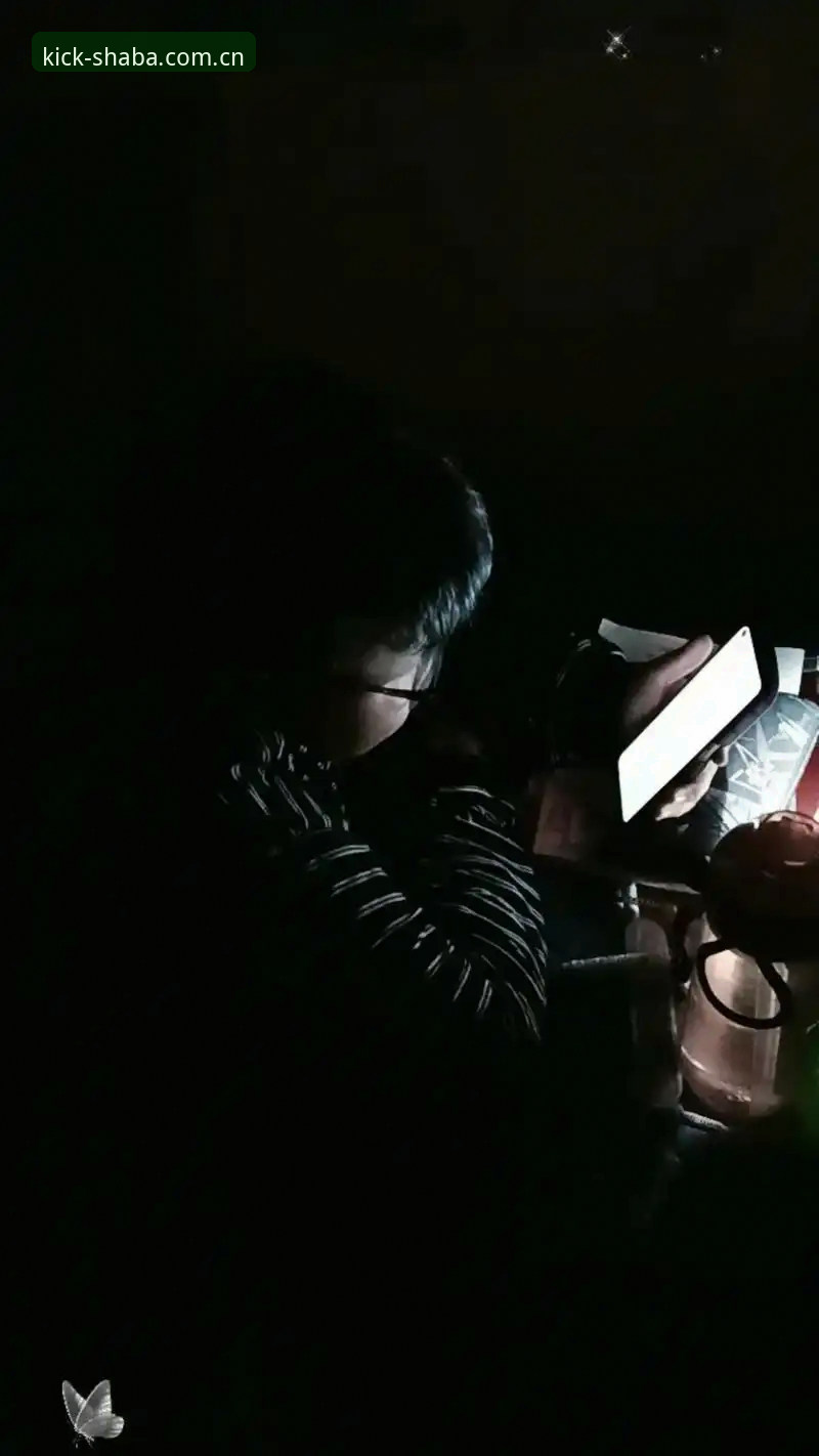沙巴足球体育平台注册通道 凌晨两点,手机屏幕的光打在脸上。朋友扔来一条链接,说“这个比分刷新快,你看。”手指滑过去,界面干净,数据分层排布——实时比分在上层,联赛解读在下层。这不是什么新鲜事,但那种“想要的信息恰好就在那”的体验,让人意外地舒服。